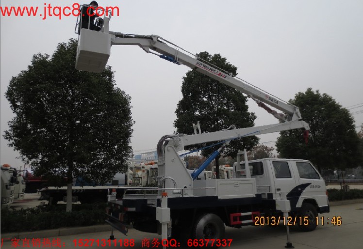 江玲14米登高車(國四)用江鈴底盤加裝上裝部分而成;液壓式三節折疊臂,最大作業高度14米,作業輻度5.7米; 采用國產、進口換向閥及液壓油缸,換向平穩,操作靈活方便;隨車安裝四個液壓支腿,以保證整車在操作時的穩定性與安全性;支腿與工作臂互鎖,安全可靠,防止誤操作過位.