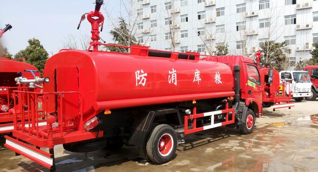 東風大多利卡消防水車(6-8T)一車兩用,即可用作消防車,同時用于綠化灑水車,是一款多功能型消防車。消防車功能:該車安裝了后置式消防泵,工作壓力在1.0 Mpa,在發生為災時啟動消防泵,關閉灑水功能閥門,操作消防炮,射程達45米以上,消防炮流量大,射程遠,即可滅火。