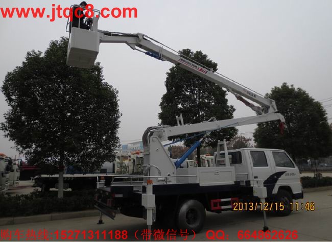 江玲16米高空作業車(國四)江鈴底盤加裝上裝部分而成;液壓式三節折疊臂,最大作業高度16米,作業輻度7.3米; 采用國產、進口換向閥及液壓油缸,換向平穩,操作靈活方便;隨車安裝四個液壓支腿,以保證整車在操作時的穩定性與安全性;支腿與工作臂互鎖,安全可靠,防止誤操作過位.