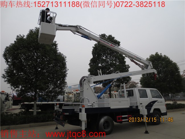 江鈴14米升降車(國五)采用江鈴新順達國五底盤加裝上裝部分而成;液壓式三節折疊臂,最大作業高度14米,作業輻度5.7米; 采用國產、進口換向閥及液壓油缸,換向平穩,操作靈活方便;隨車安裝四個液壓支腿,以保證整車在操作時的穩定性與安全性;支腿與工作臂互鎖,安全可靠,防止誤操作過位.