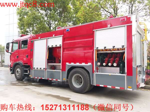 重汽豪沃干粉水聯用消防車該車設有一個干粉罐加一個水罐,罐頂端安裝一門干粉炮和一門水泡,干粉系統包含一個干粉卷盤,一個氮氣瓶架(裝有6個40升的鋼瓶,其中3個為備用氮氣瓶)和一套管路系統。